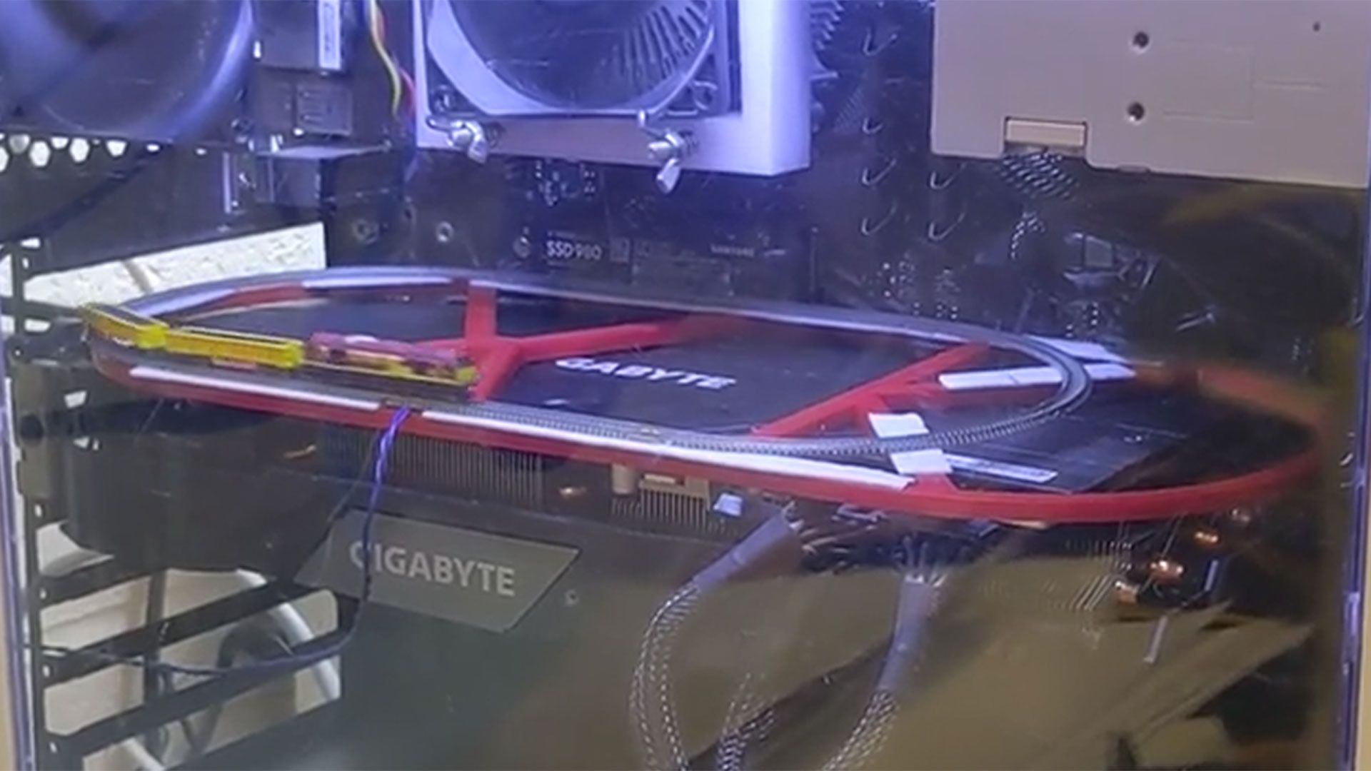 PC modder installs a working train set on top of their GPU — All aboard the 'PCI Express' to Gamesville PC modder installs a working train set on top of their GPU — All aboard the 'PCI Express' to Gamesville