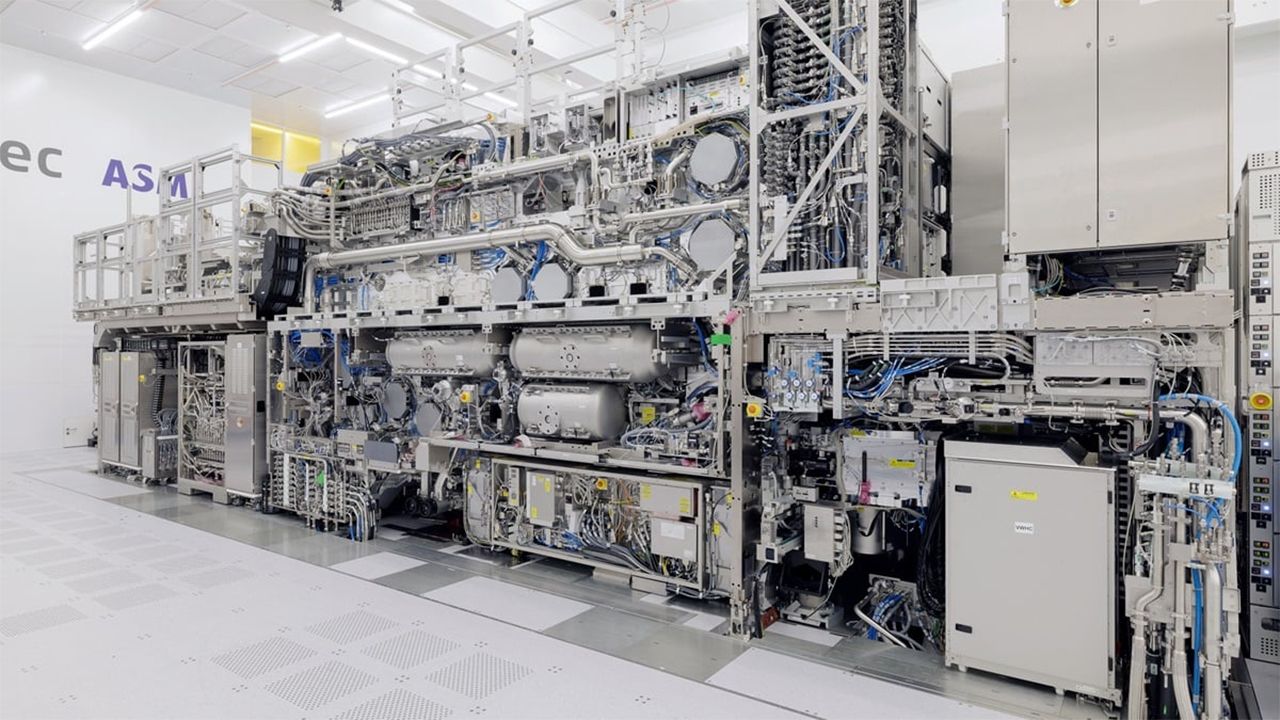 Intel installs industry's first commercial High-NA EUV lithography tool — ASML Twinscan EXE:5200B sets the stage for 14A