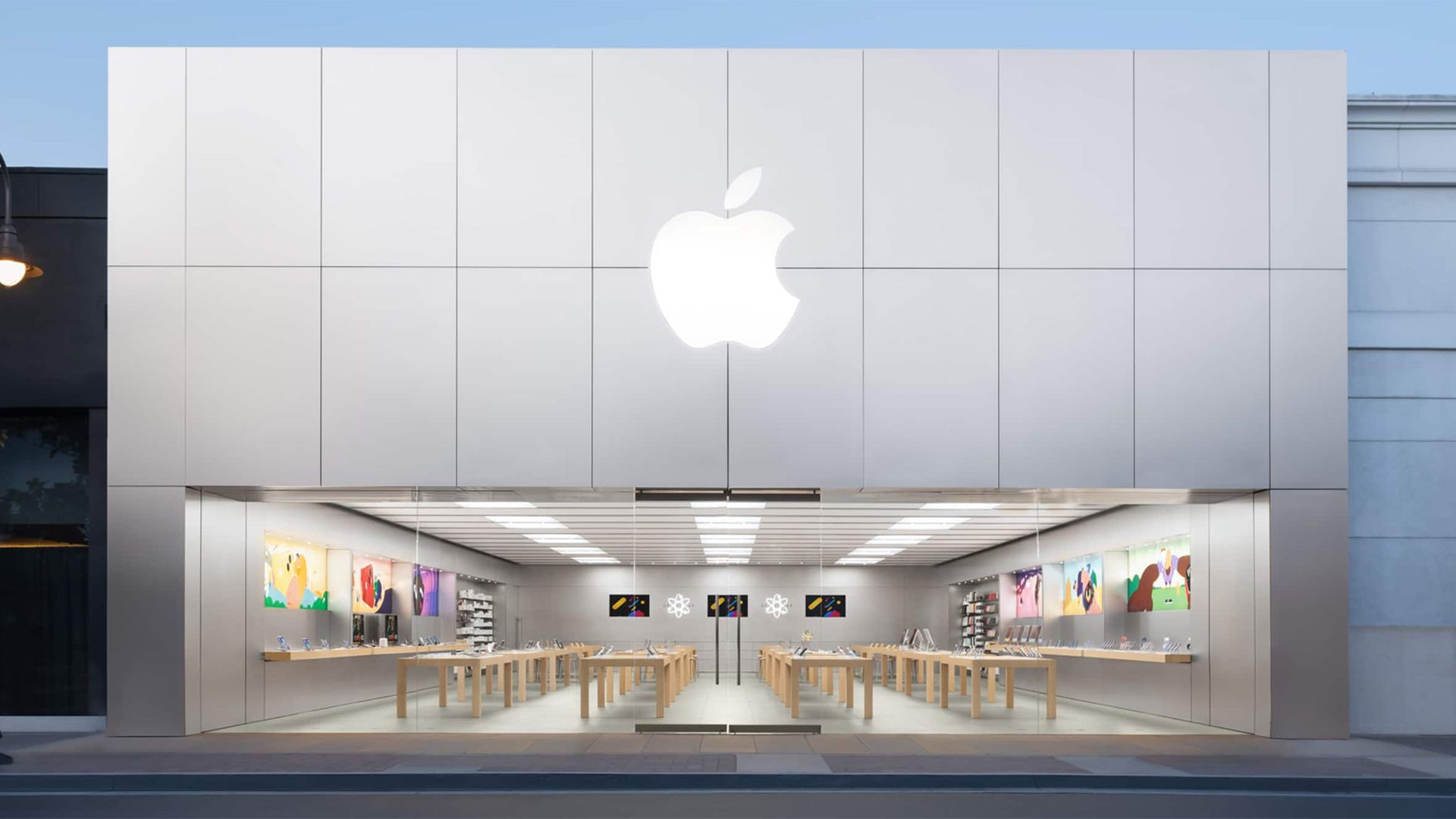 Apple's chief chip architect for the last decade has reportedly talked to CEO Tim Cook about leaving (Updated)