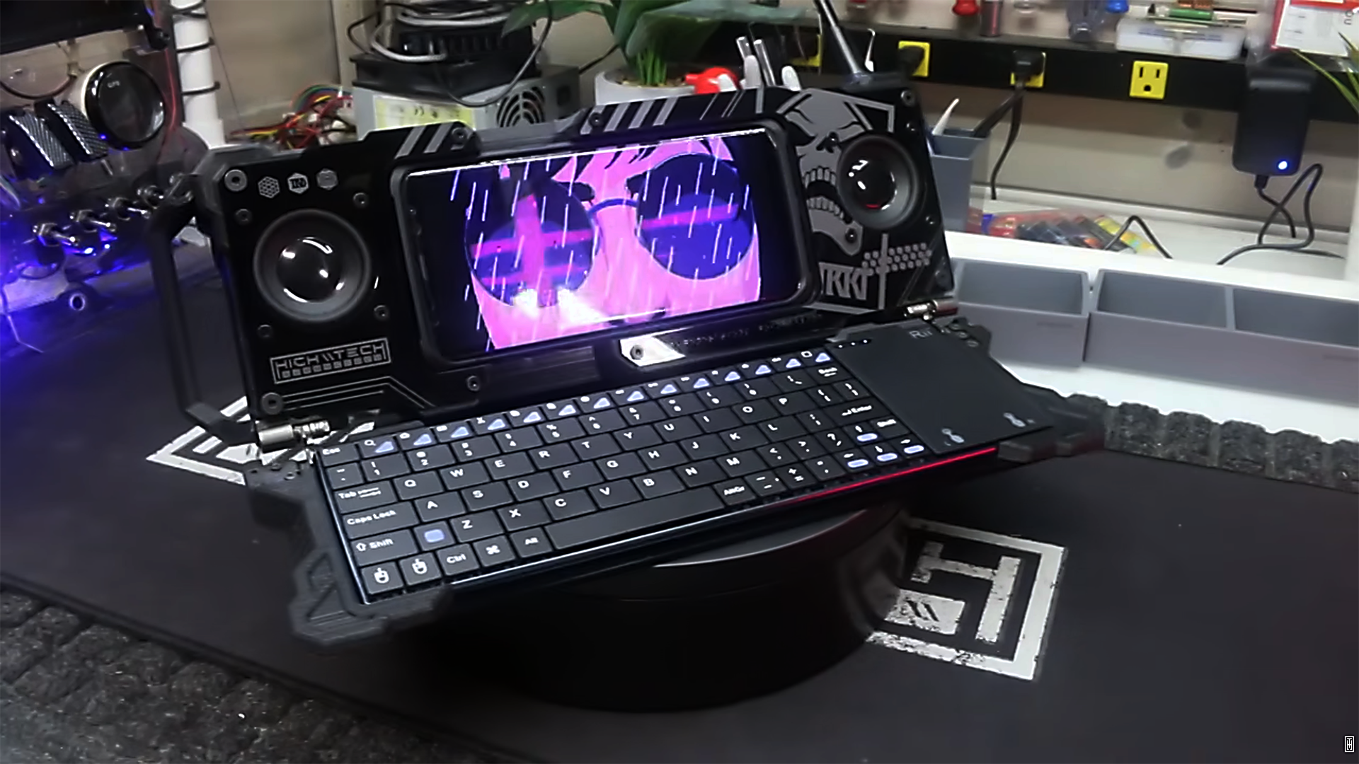 Tech modder transformed phone into his own foldable, portable Cyberdeck with integrated keyboard, speakers, and USB hub — portable PC crammed inside 3D-printed 