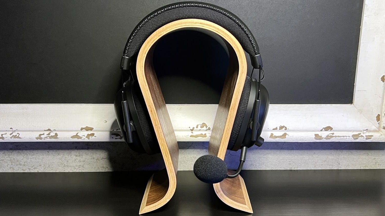 How to store your headsets and keyboards How to store your headsets and keyboards