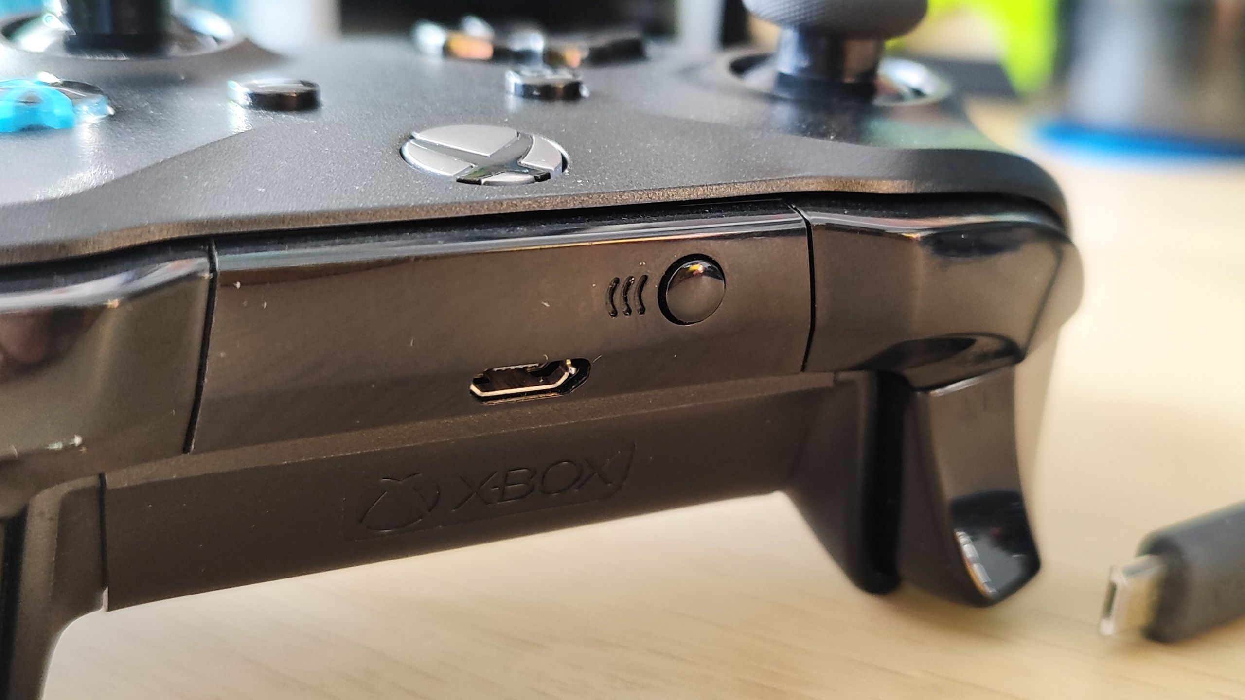 Twitch streamer uses electrodes to manipulate balance using electricity — can be used to control a real-life human being with an Xbox controller or joystick, si