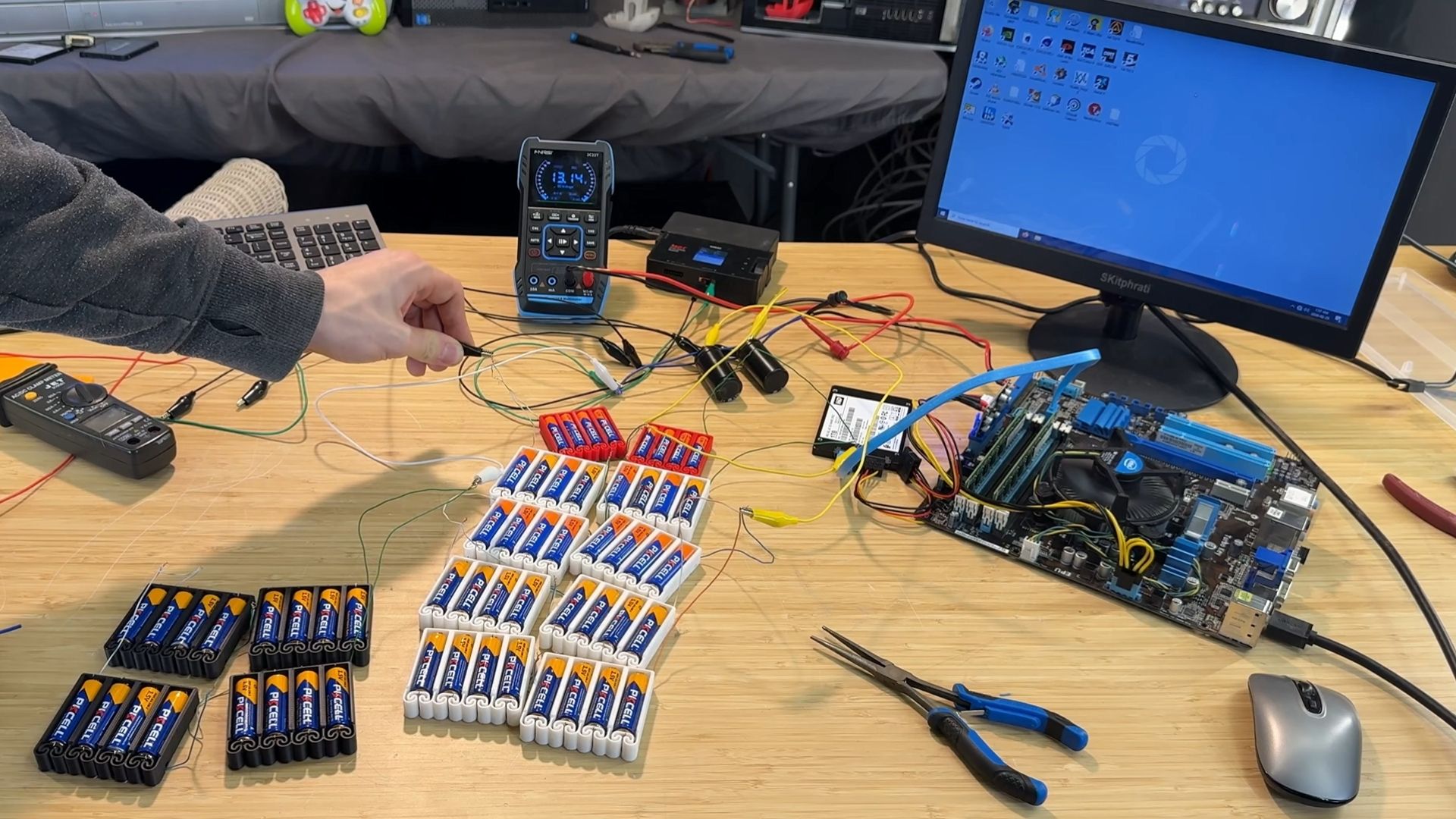Enthusiast runs desktop PC off 56 AA batteries — Intel computer lasts less than 5 minutes while playing Minesweeper Enthusiast runs desktop PC off 56 AA batteries — Intel computer lasts less than 5 minutes while playing Minesweeper