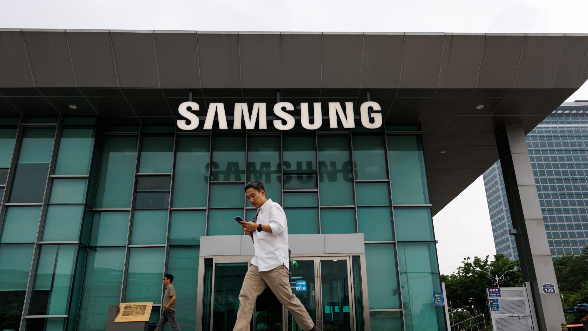 Union rally causes Samsung fab production to plummet by 58% during night shift as workers demand up to $400,000 bonuses — updated figures show over 40,000 peopl