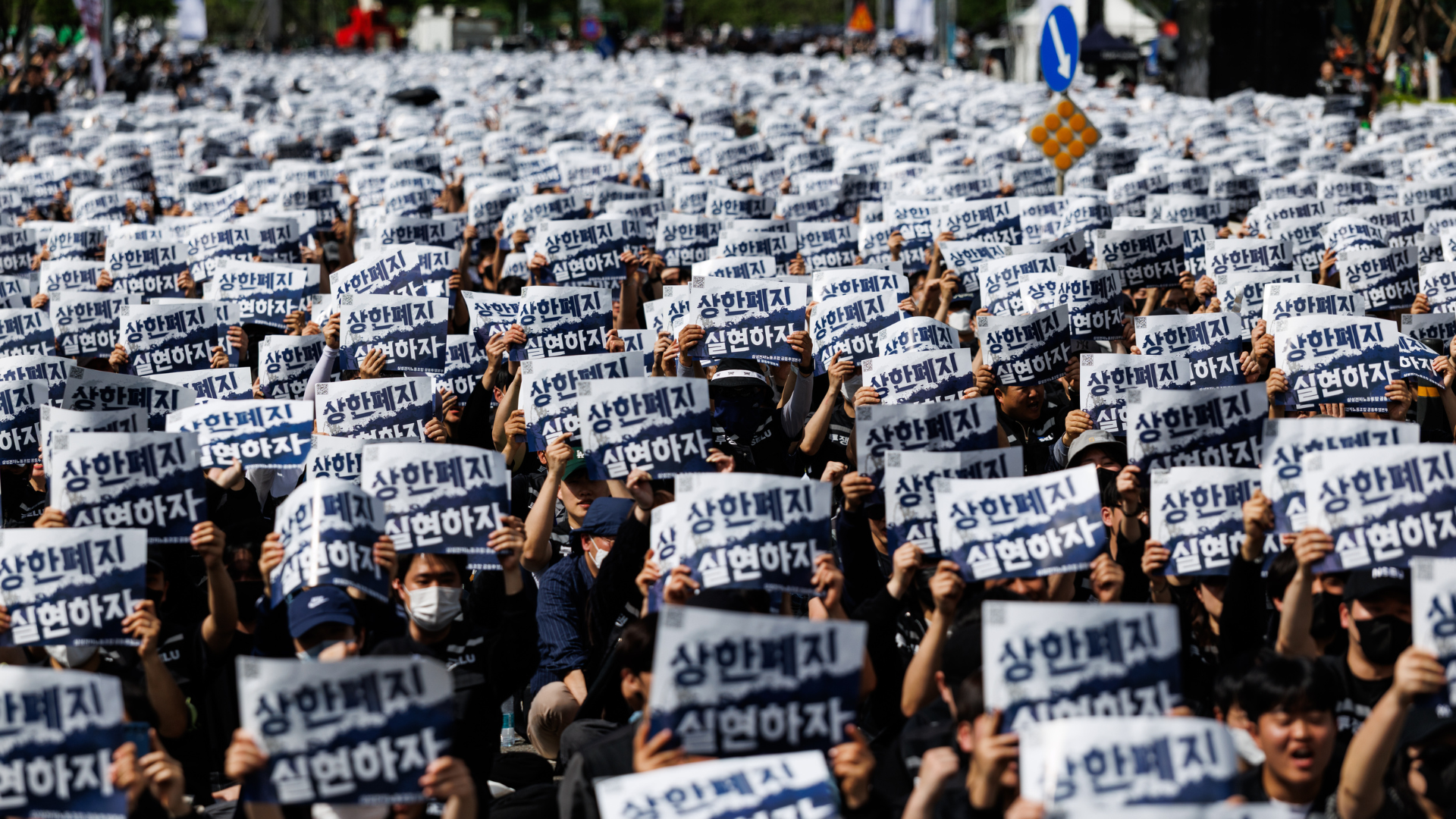 More than 30,000 Samsung union members take to the streets to demand an average bonus of $400,000 per worker — May 21 strike date looms, union points to rival S