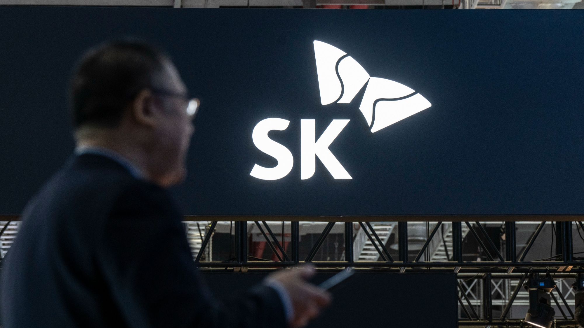 Every SK hynix employee could receive $477,000 bonuses this year, almost $900,000 next year — 35,000 workers reportedly set to benefit from share of $169 billio