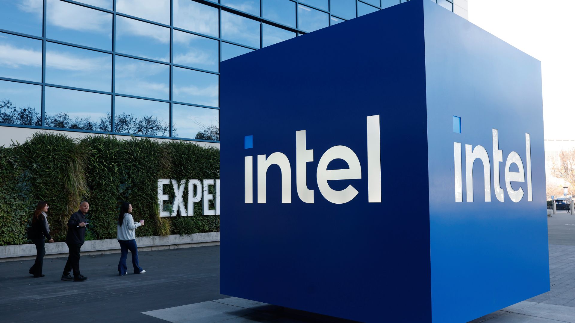 Intel's EMIB-T packaging technology set for fab rollout this year — as TSMC CoWoS capacity remains limited,EMIB-T is preparing for advanced AI accelerator desig Intel's EMIB-T packaging technology set for fab rollout this year — as TSMC CoWoS capacity remains limited,EMIB-T is preparing for advanced AI accelerator desig