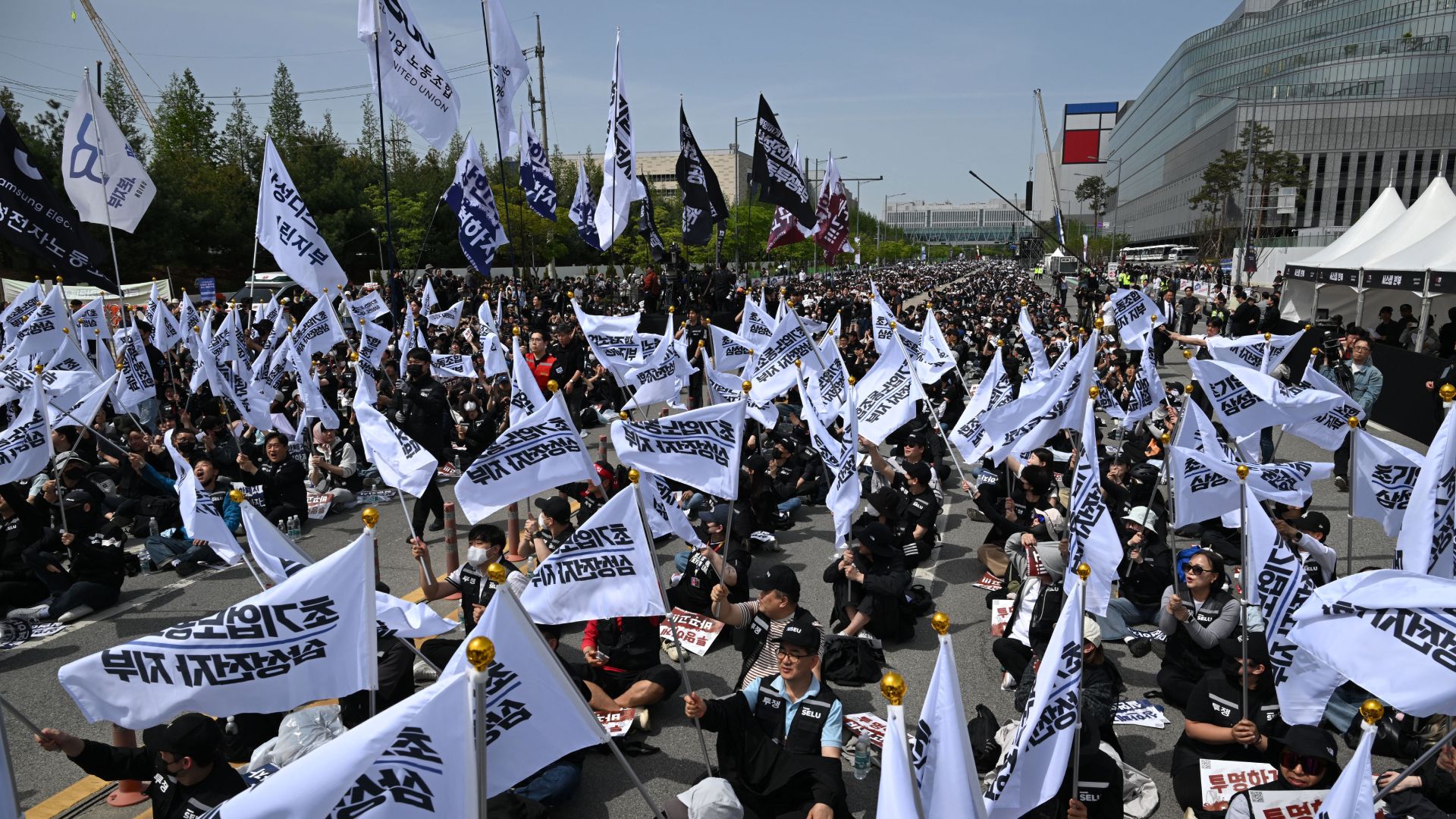 Samsung's critical union negotiations break down eight days before planned 18-day chip factory strike that's projected to cost $700 million per day — Korean PM 