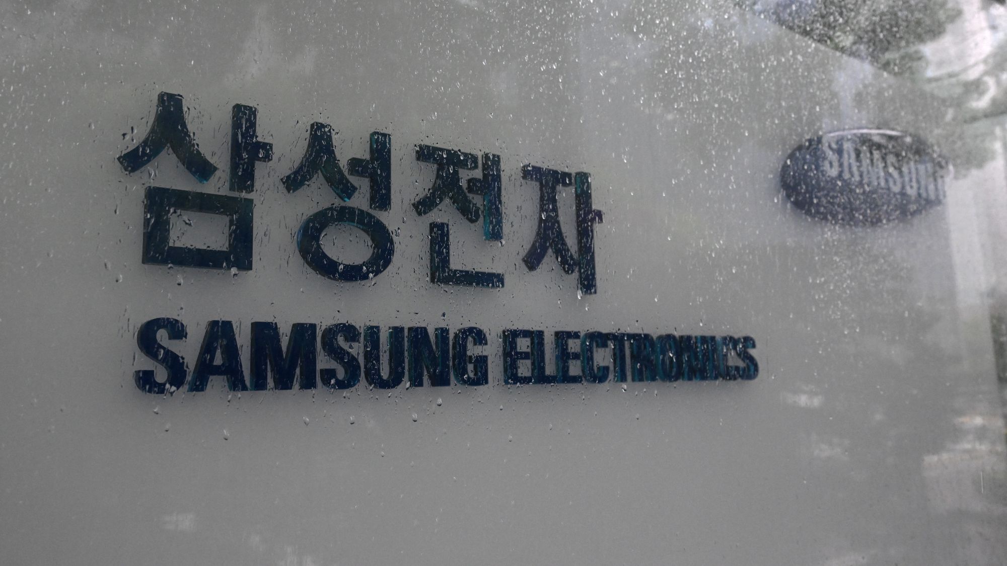 Samsung's $400,000 payout for memory workers sparks revolt as other divisions get only $4,000, fueling intentional production slowdowns — internal resentment di