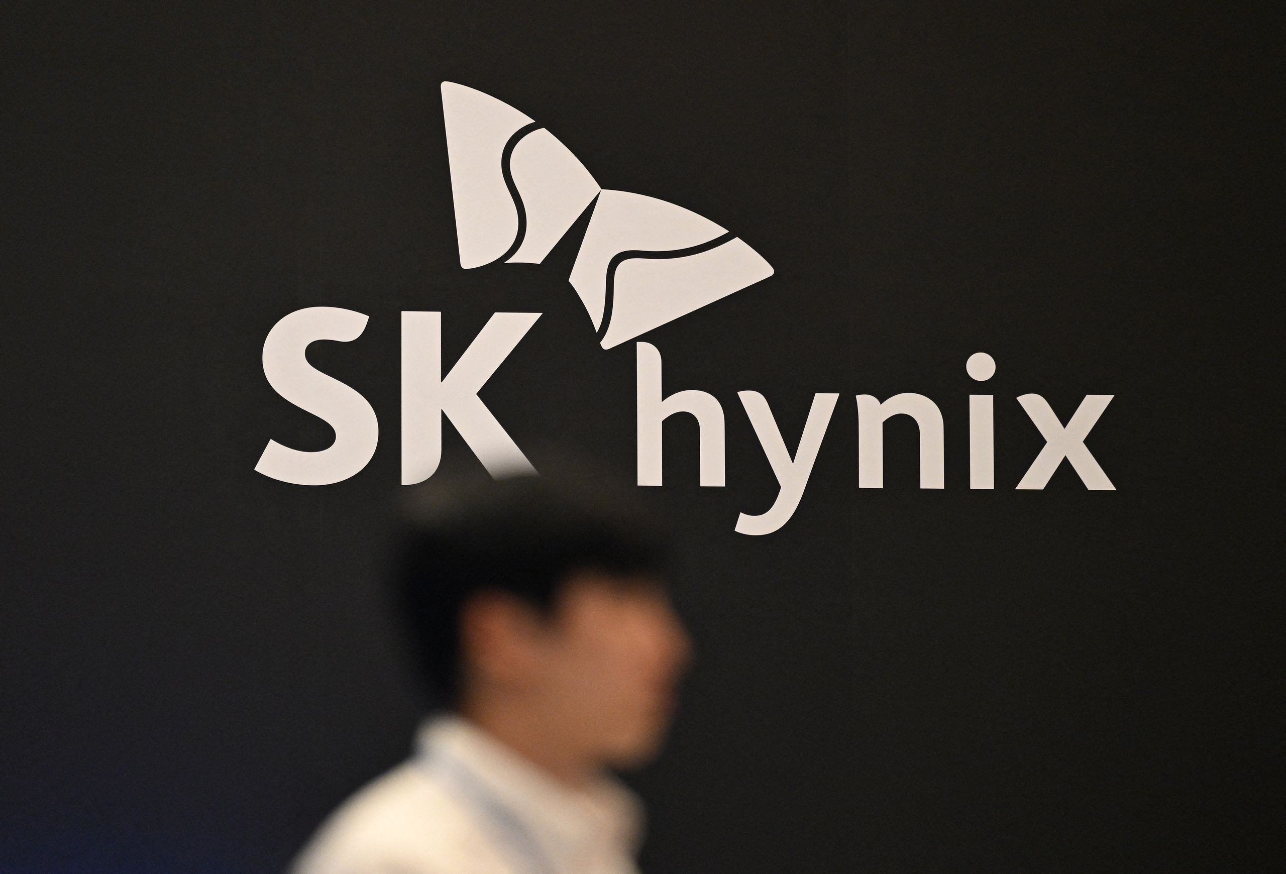 Samsung and SK Hynix employees are reportedly abandoning overseas training programs to nab up to $400,000 performance bonuses — online dating grades rise as fem