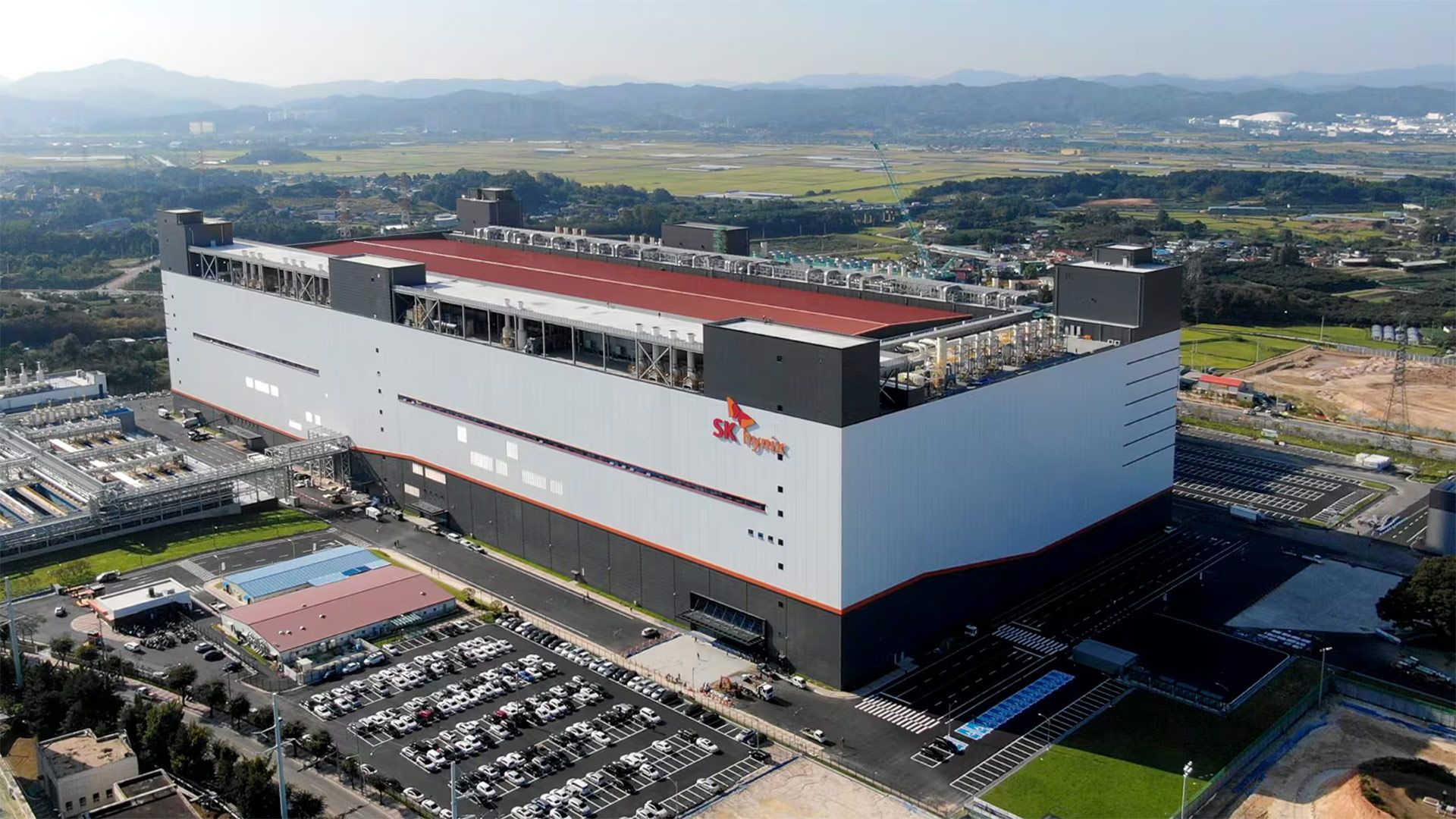 Seven hospitalized after toxic gas fire at SK hynix advanced memory plant — Cheongju 4th campus incident today led to all 3,600 staff being evacuated
